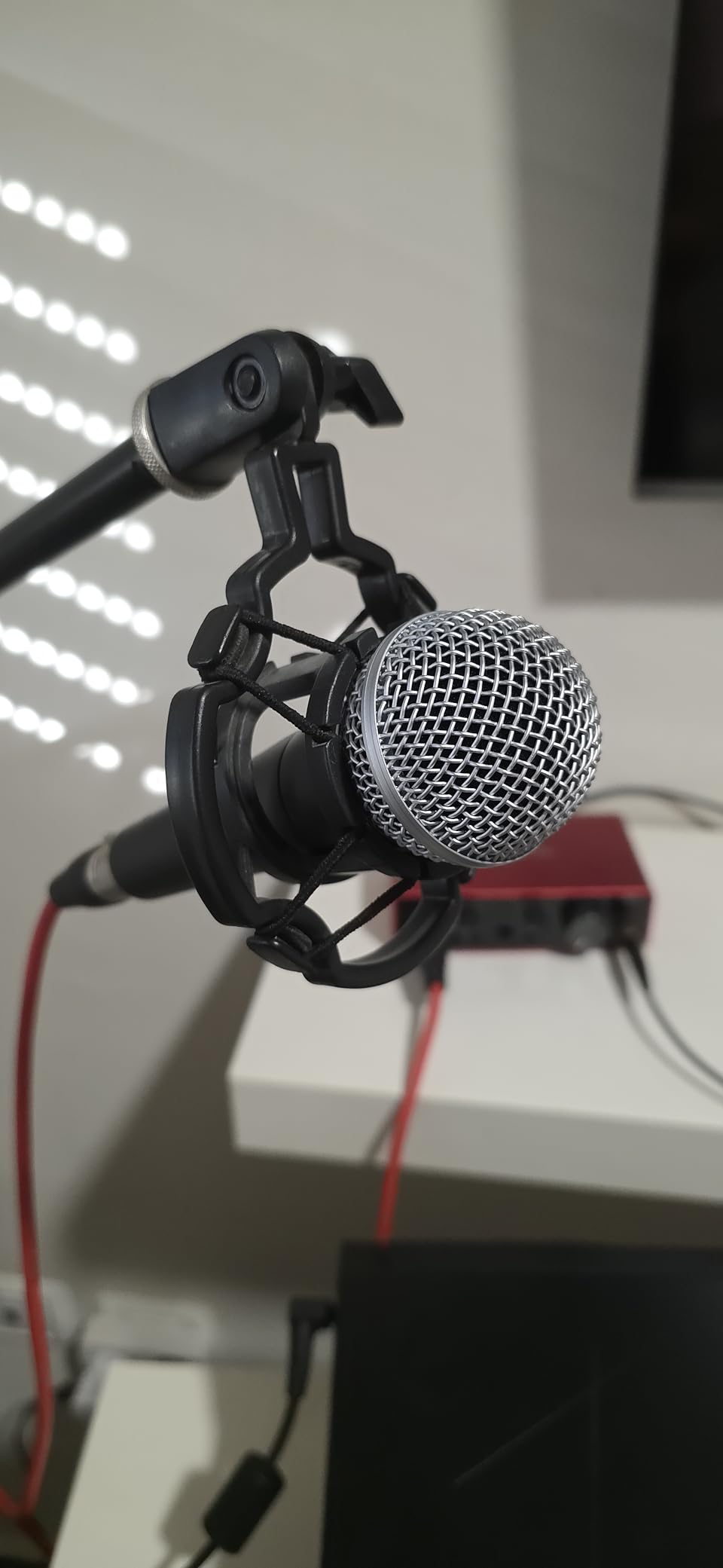 Shure SM58-LC Dynamic Vocal Microphone - Professional Handheld Cardioid XLR Mic for Singing, Live Performance, Studio Recording, Podcast & Broadcast customer photo 2