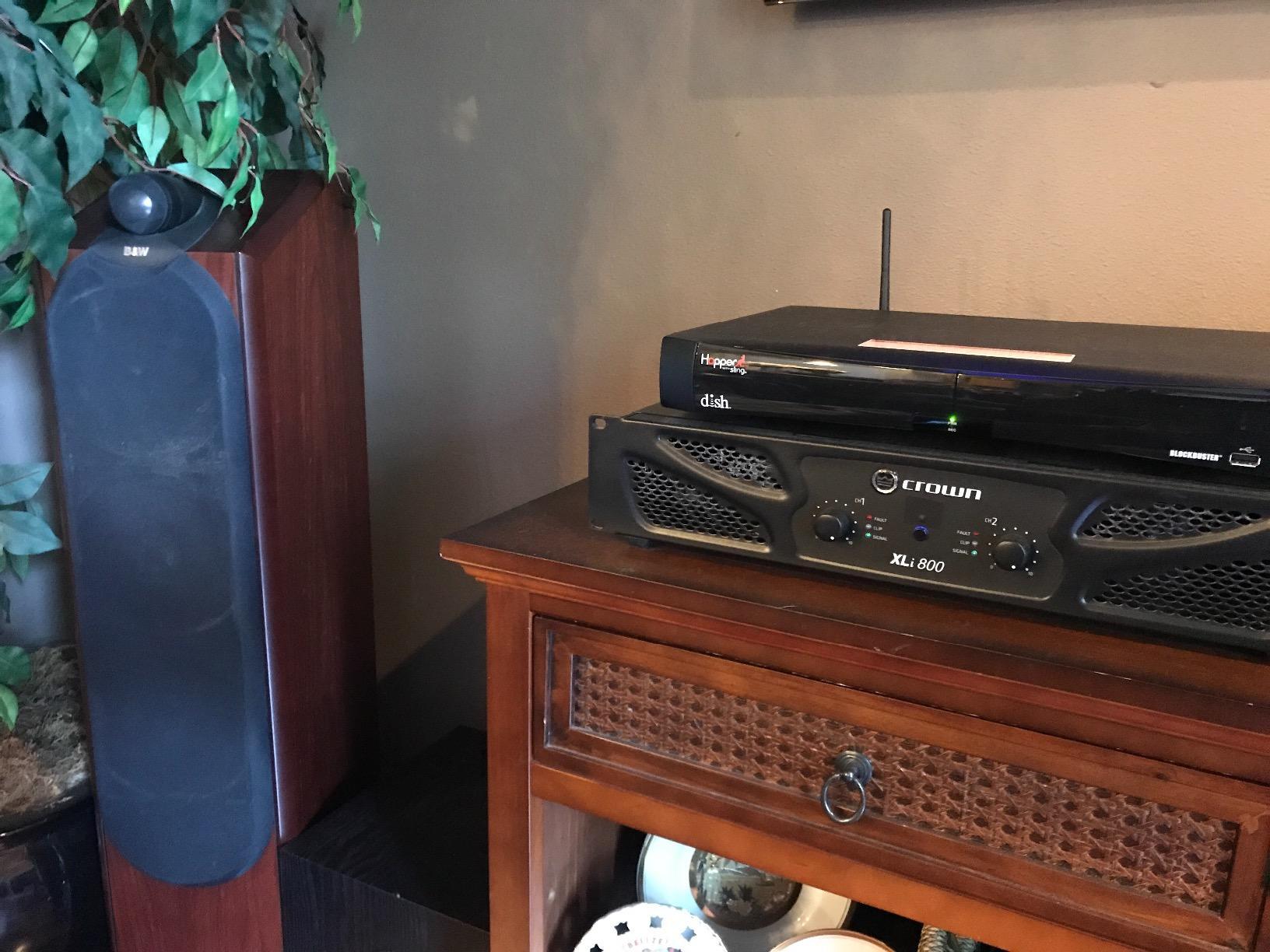 Crown XLi800 Two-channel, 600-Watt Bridged 8Ω Power Amplifier. Professional DJ, PA, Stage Amp. Black customer photo 1