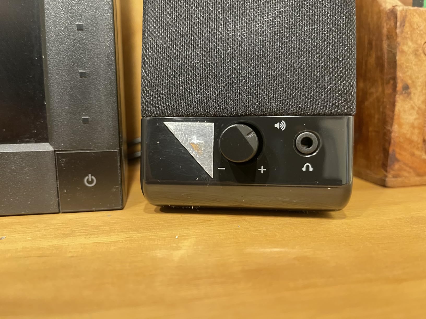 Amazon Basics USB-Powered Computer Speakers with Volume Control for Desktop or Laptop PC customer photo 2