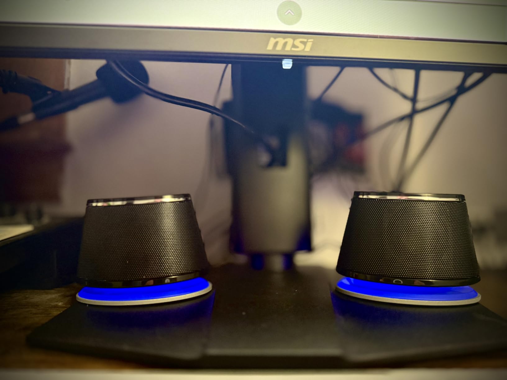 Amazon Basics Stereo 2.0 Speakers for PC or Laptop with Volume Control, 3.5mm Aux Input, USB-Powered, 1 Pair, Black customer photo 1