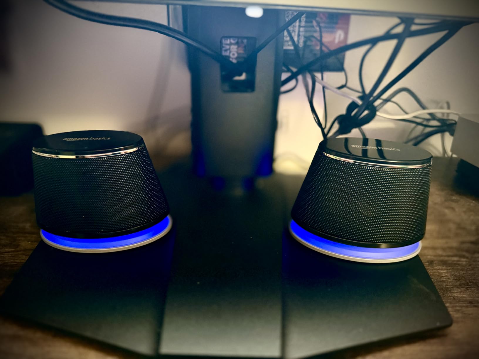 Amazon Basics Stereo 2.0 Speakers for PC or Laptop with Volume Control, 3.5mm Aux Input, USB-Powered, 1 Pair, Black customer photo 2