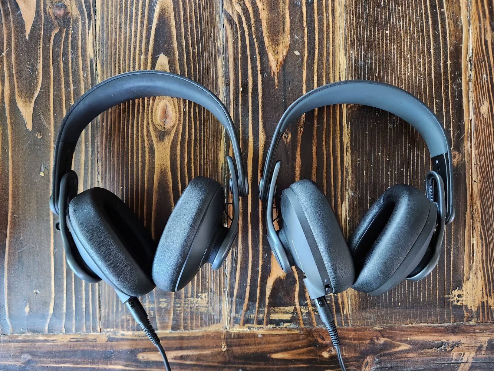AKG Pro Audio K371 Wired Over-Ear, Closed-Back, Foldable Professional Recording Studio Headphones, Studio Monitor Mixing, Podcast, DJ Stereo Headsets, Black customer photo 1