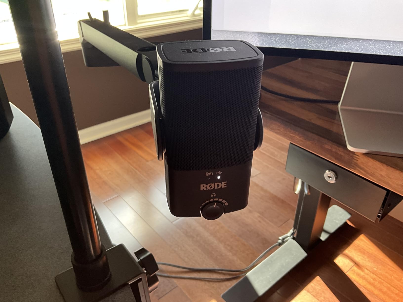 Rode NT-USB Mini Versatile Studio-quality Condenser USB Microphone with Free Software for Podcasting, Streaming, Gaming, Music Production, Vocal and Instrument Recording, Black customer photo 1
