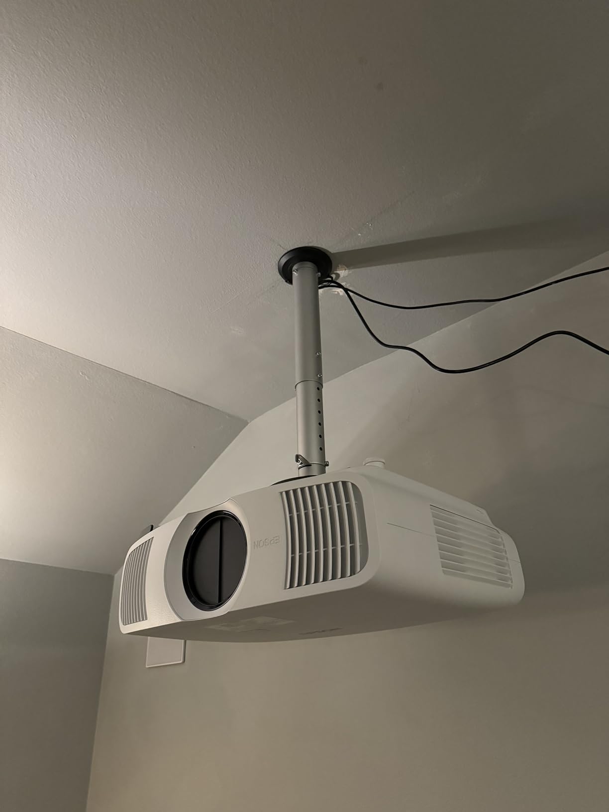 Amer Universal Projector Mount Kit Large Format Ceiling Projectors incl Adjustable Pole customer photo 1