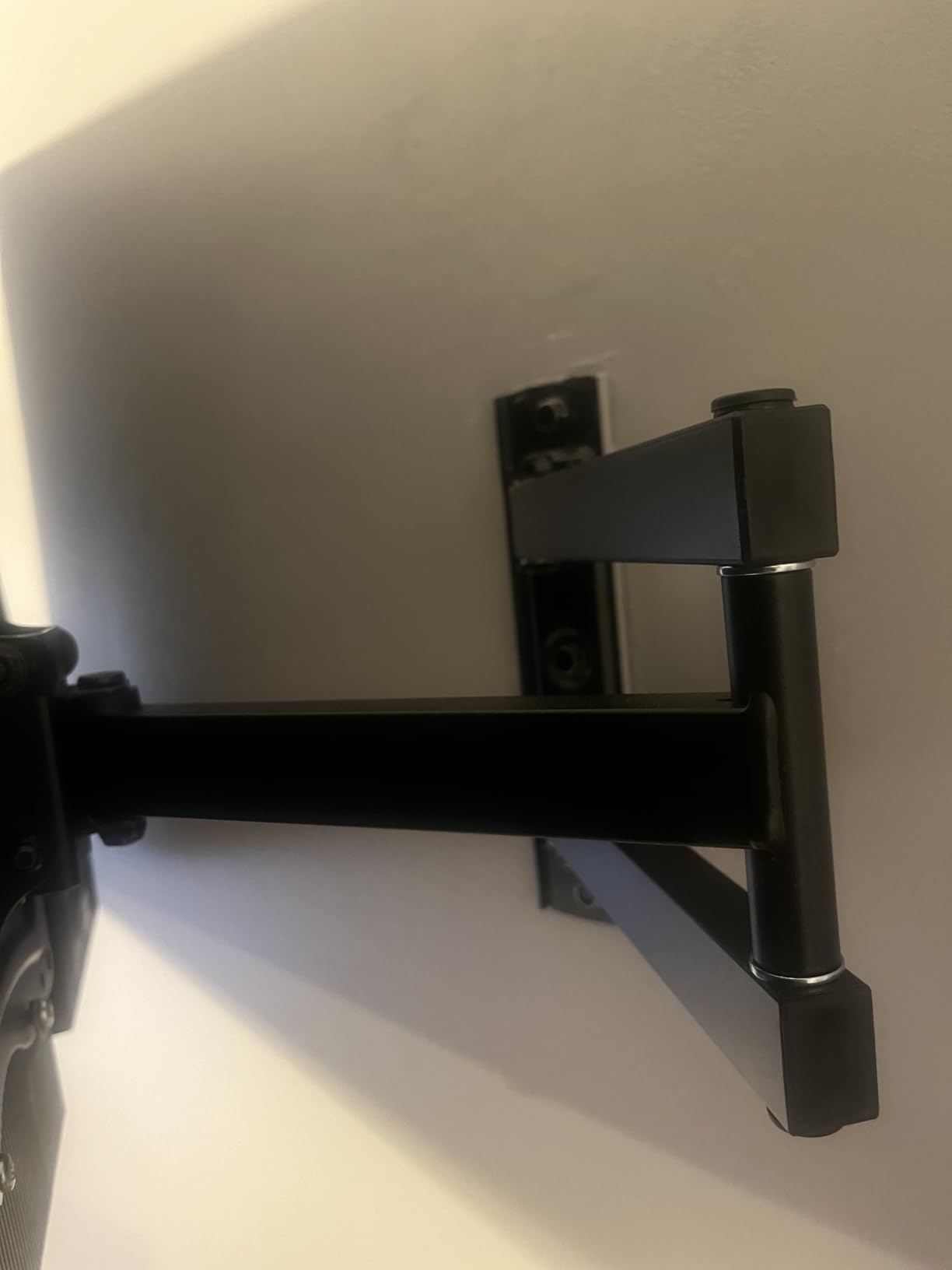 Pipishell Full Motion TV Wall Mount for 26-65 inch TVs up to 77 lbs, TV Bracket Wall Mount with Articulating Arms, Extension, Tilt, Swivel, Leveling, Max VESA 400x400mm, PIMF7 customer photo 2