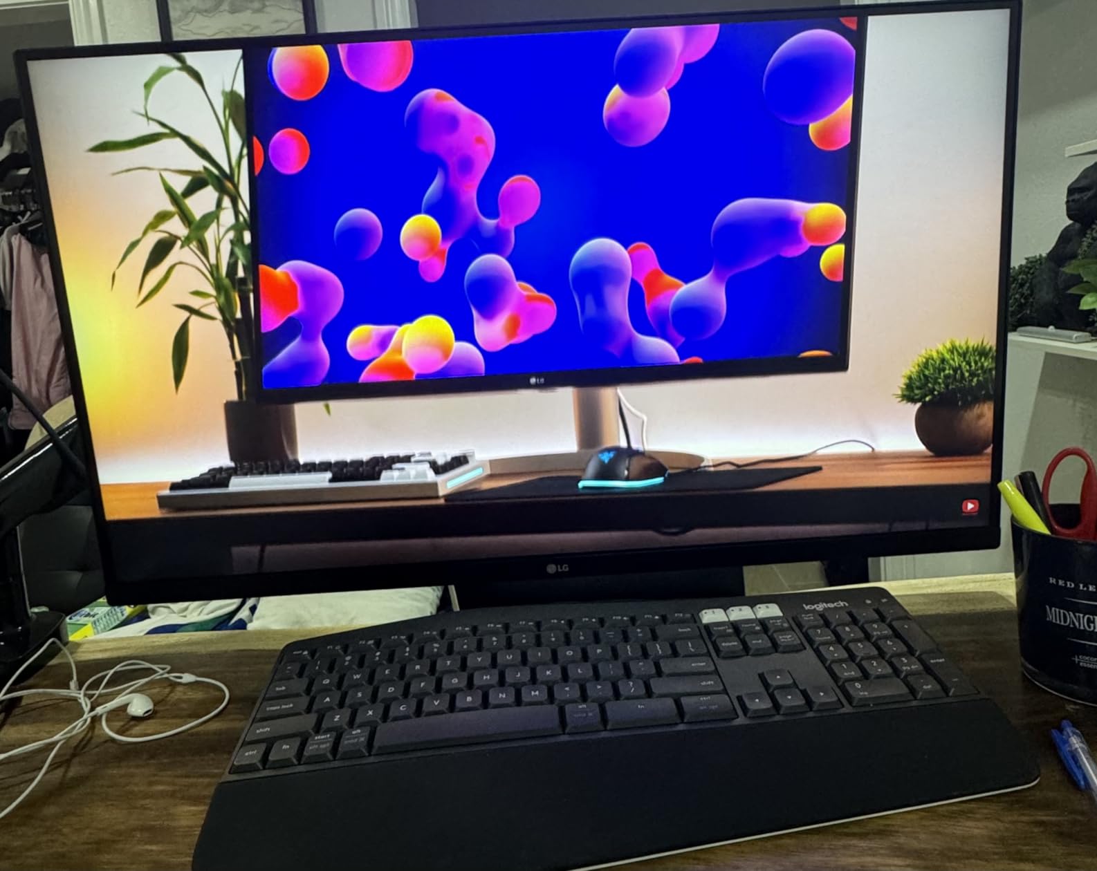 LG 32UP83A-W 32-inch 4K UHD (3840 x 2160) Computer Monitor 60Hz, IPS, Ultrafine, USB Type-C 60W PD, HDMI, DisplayPort, Built-in Speaker, Tilt/Height/Pivot Adjustable Stand, Reader Mode, White, HDR10 customer photo 2