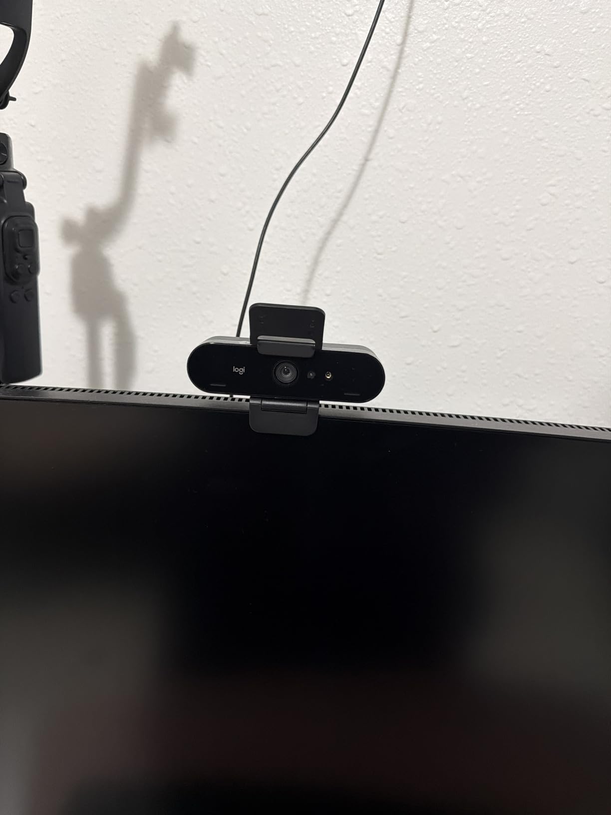 Logitech Brio Ultra 4K HD Webcam for Streaming and Meetings - Ultra HD with glass lens, auto light correction, wide view, works with Windows Hello customer photo 2