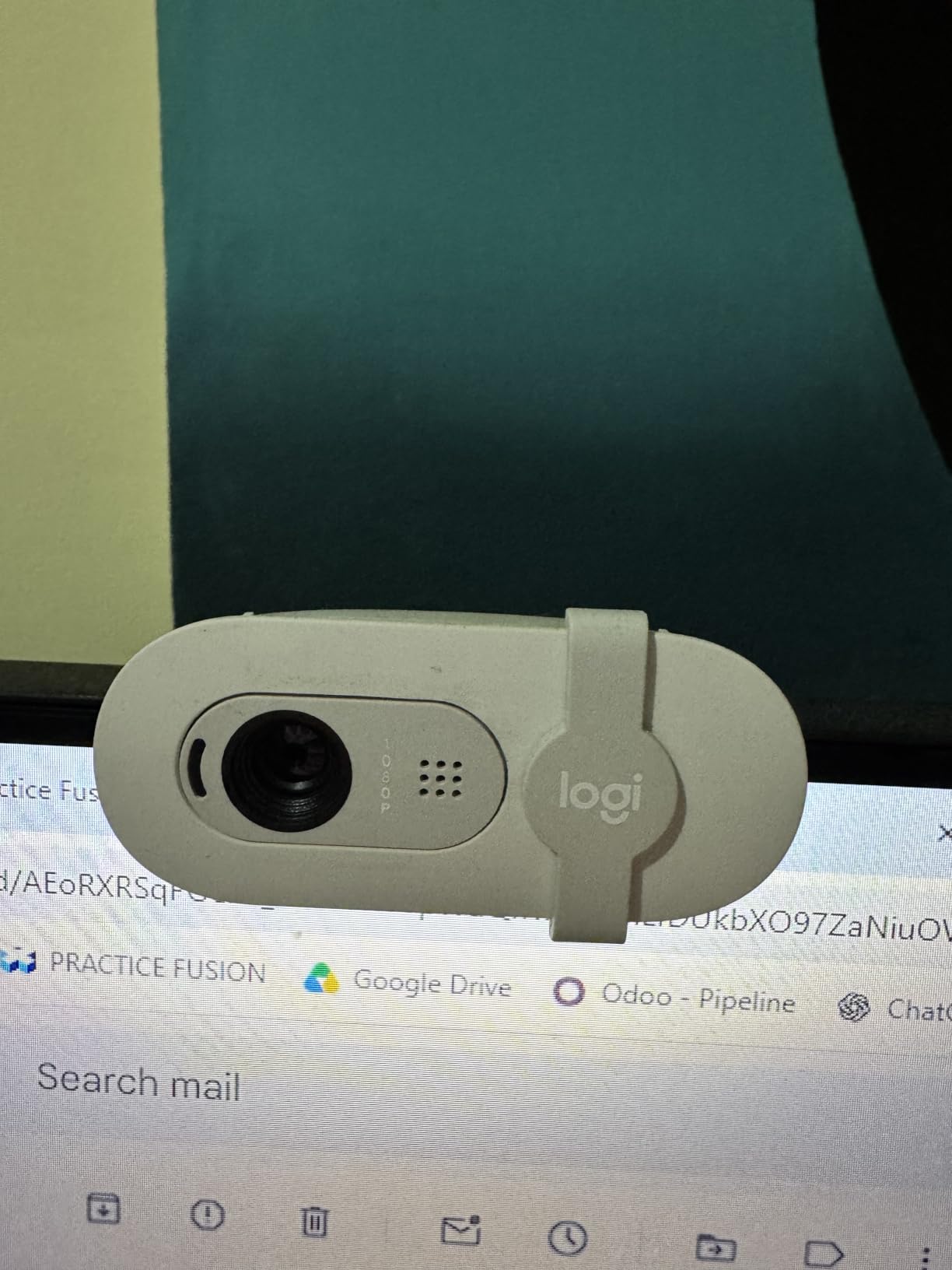 Logitech Brio 100 Full HD 1080p Webcam for Streaming and Meetings - White | 1080p with auto-light correction, built-in mic, privacy shutter, USB-A, compatible with Teams, Google Meet, Zoom and more customer photo 1