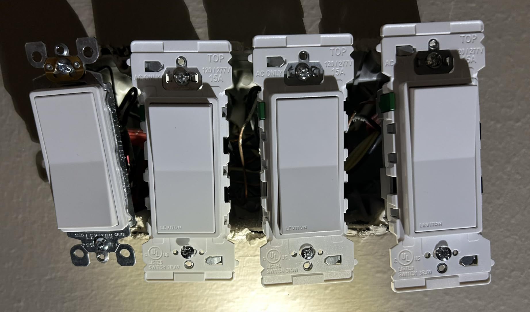 Leviton Lever Edge 15 Amp Single Pole Rocker Switch, 10-Pack, E5601-MW, White customer photo 1