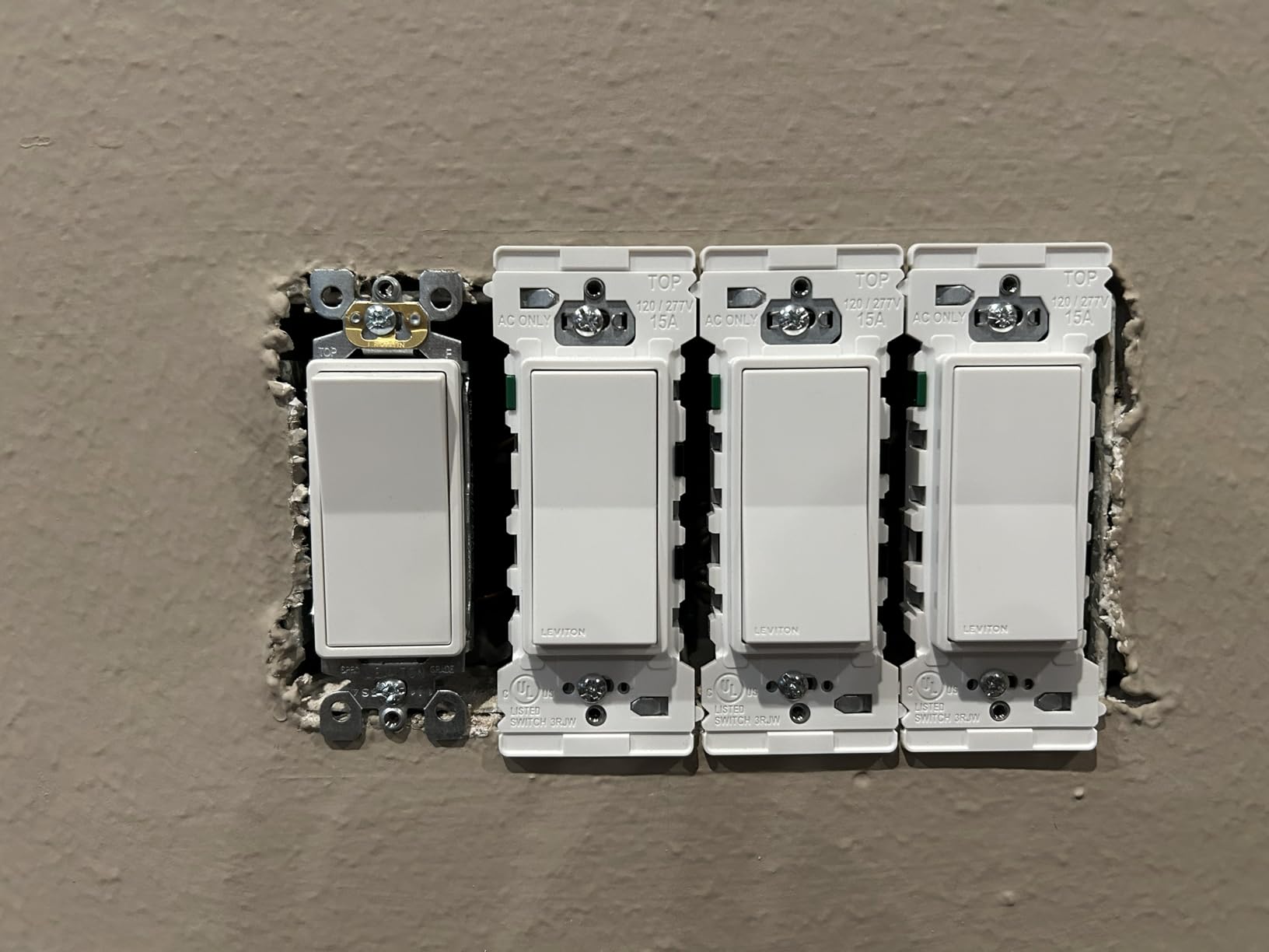 Leviton Lever Edge 15 Amp Single Pole Rocker Switch, 10-Pack, E5601-MW, White customer photo 2