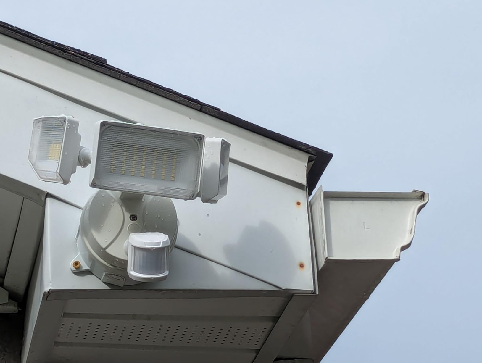 Abovizo 85W LED Security Lights Motion Sensor Light Outdoor, 8500LM Dusk to Dawn, IP65 Waterproof, 6500K, 3 Head Motion Detected Flood Light, Floodlight for Outside, Garage, Yard, Porch (White) customer photo 1