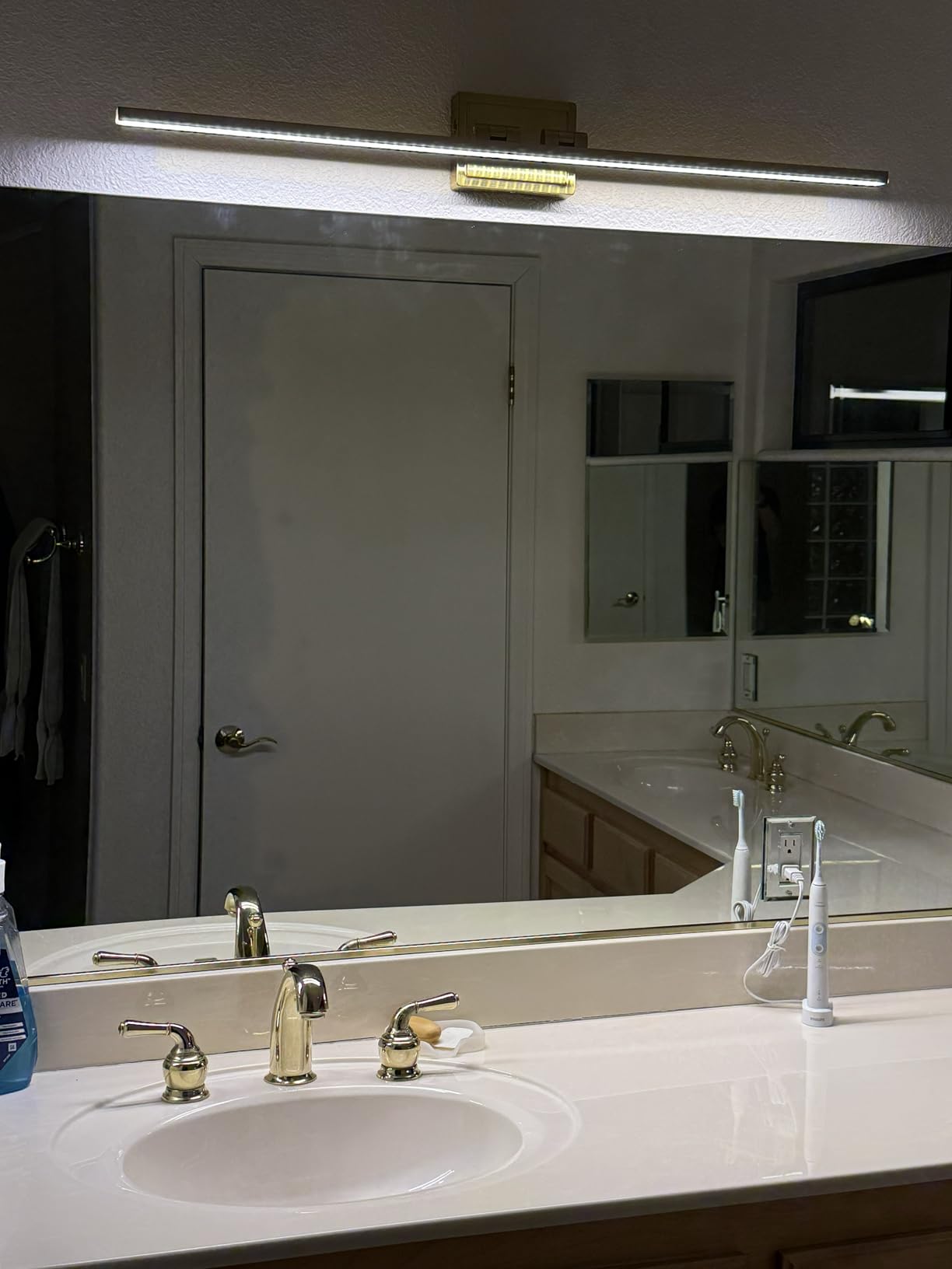 VOLISUN Modern Bathroom Vanity Light 48 inch, Rotatable, 30W Dimmable 5CCT Led Bathroom Light Fixture Over Mirror, Black Bar Vanity Light for Bathroom Mirror Cabinets-ETL Certificated customer photo 2