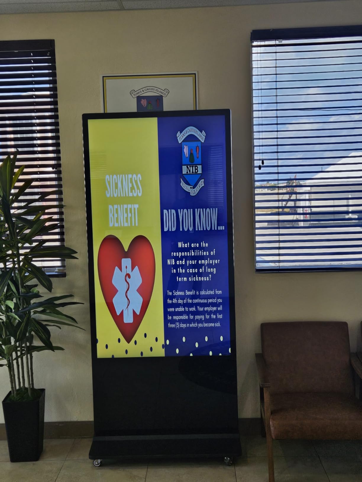 MWE 55 Inch 4K Digital Signage Display Kiosk, LCD Screen Indoor Floor Standing Advertising Displays, Android System Commercial Totem with Custom Service customer photo 1
