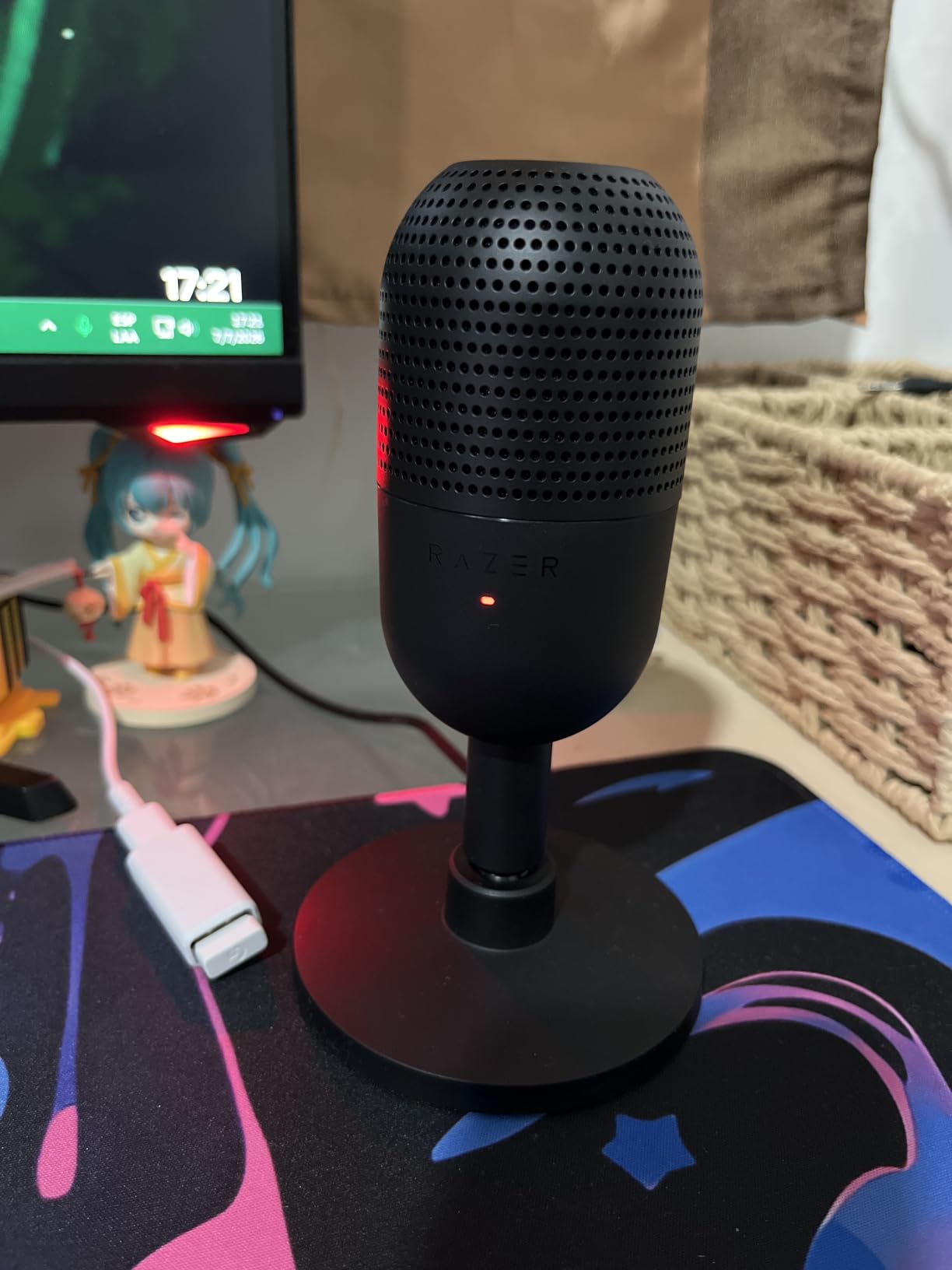 Razer Seiren V3 Mini USB Microphone: Condenser Mic - Supercardioid Pickup Pattern - Tap-to-Mute Sensor with LED Indicator - Shock Absorber - Ultra Compact - PC, Discord, OBS Studio, XSplit - Black customer photo 2