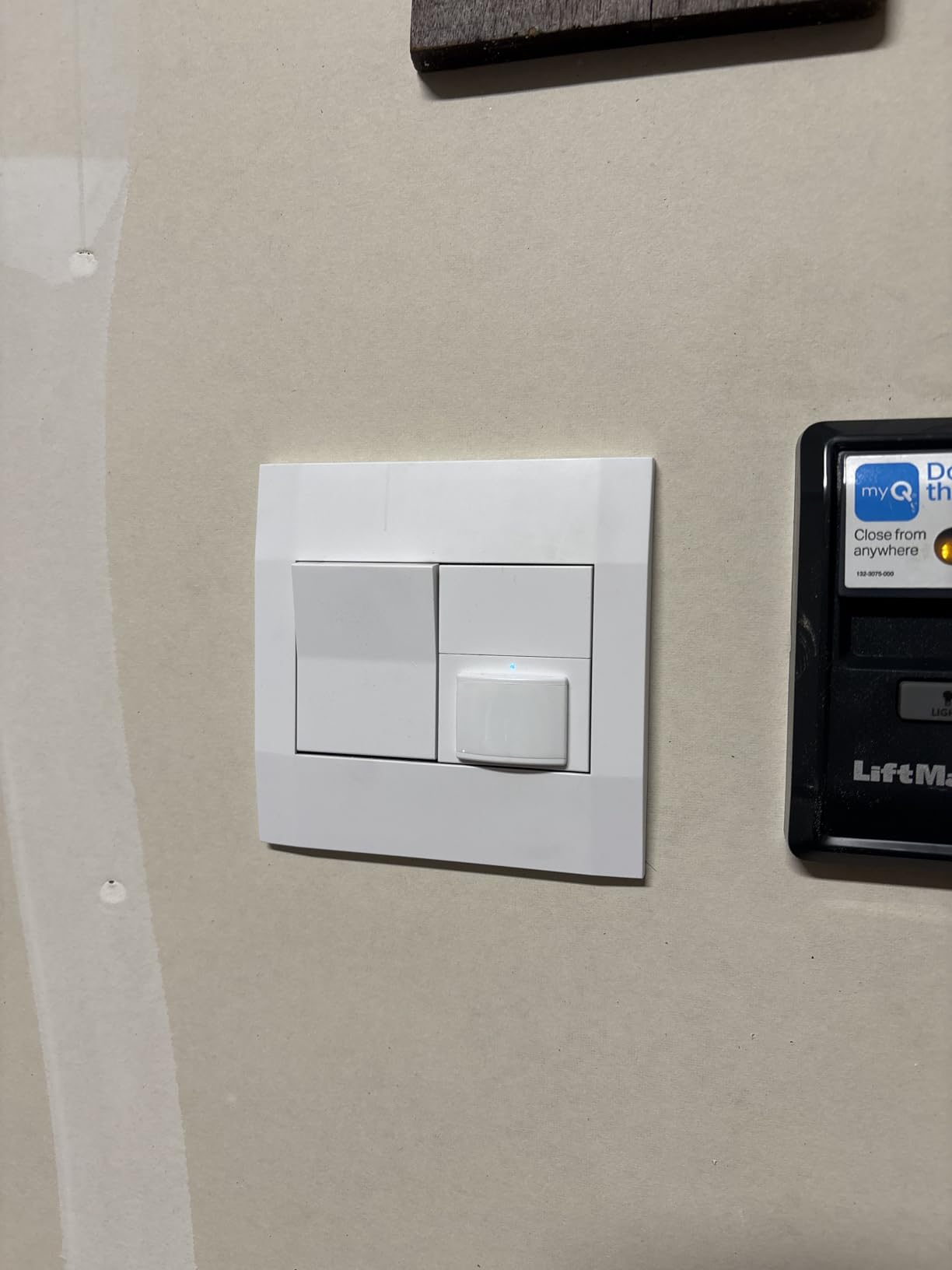 Simple Motion Sensor Switch by Deako, Automatic Timer, Occupancy and Vacancy Modes, Auto On and Off, Single Pole, Neutral Wire Required, White customer photo 2