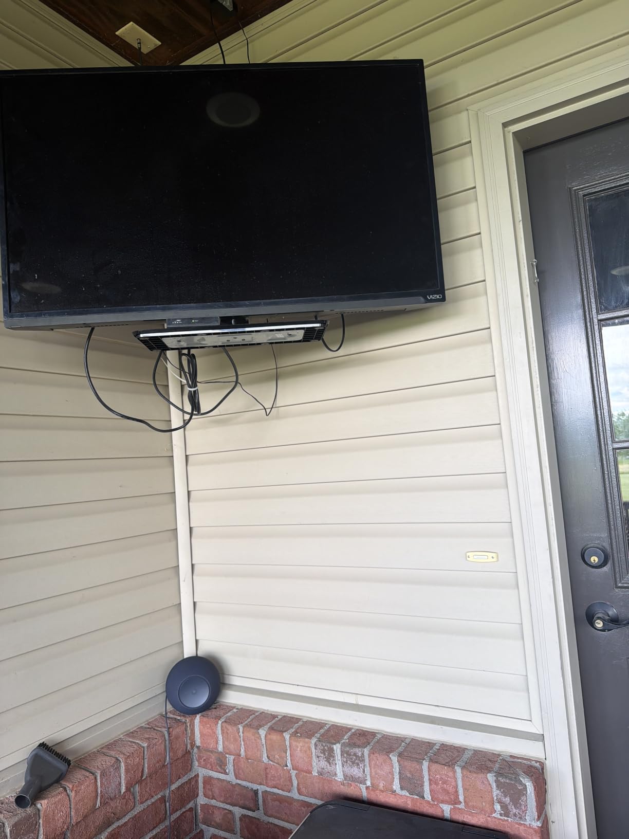 Echo Studio (newest model), Immersive spatial audio and Dolby Atmos, Graphite customer photo 2