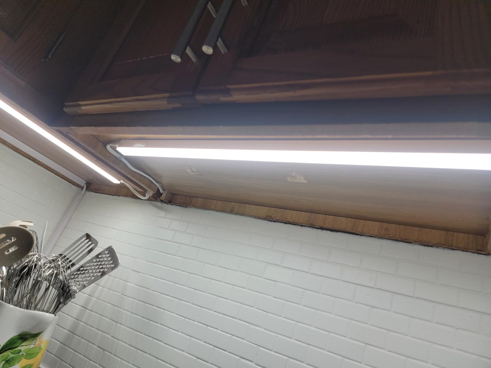 Leetdud Under Cabinet Lighting Plug in, 16 Inch 1 Pc, Linkable AC120V 3CCT 3000K/4000K/5000K Ultra Slim, LED Under Cabinet Lights for Counter Light, Kitchen, Shelf, Sink, Workshop, Desk, White customer photo 1