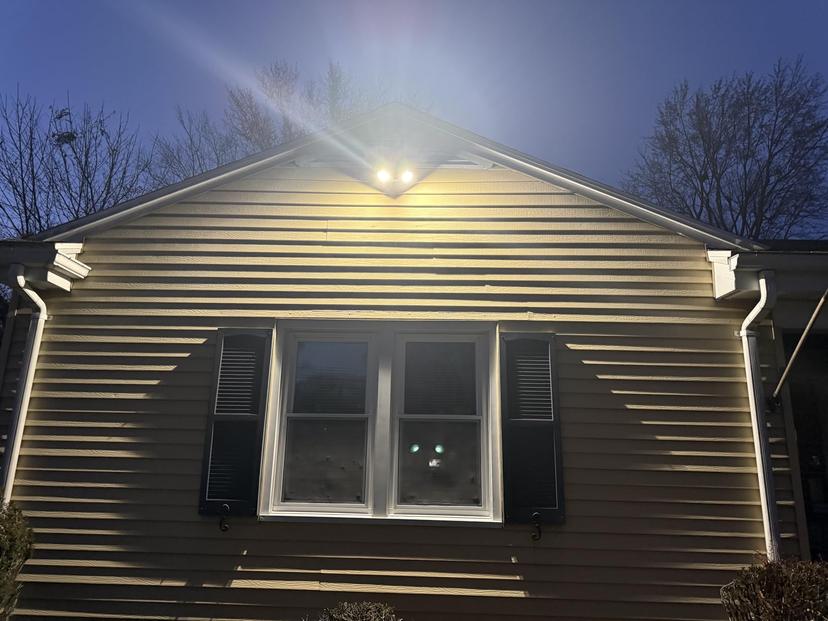 Philips Dusk to Dawn 44W 3500LM LED Security Flood Lights Outdoor, 5000K Daylight, Wet Location, Dual Adjustable Heads Aluminum Wall Light for Yard Garage Porch customer photo 2