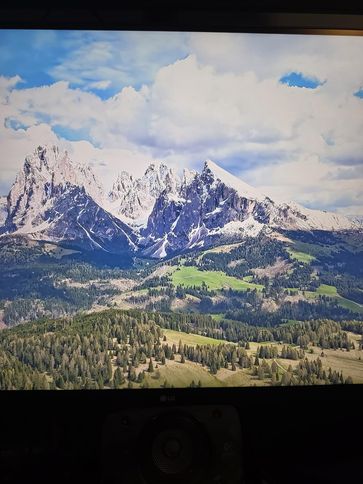 LG 32UR550K-B 32-inch Ultrafine 4K UHD (3840 x 2160) Computer Monitor, HDR10, 60Hz, HDMI, DisplayPort, Tilt/Height/Pivot Adjustable Stand, Black customer photo 2