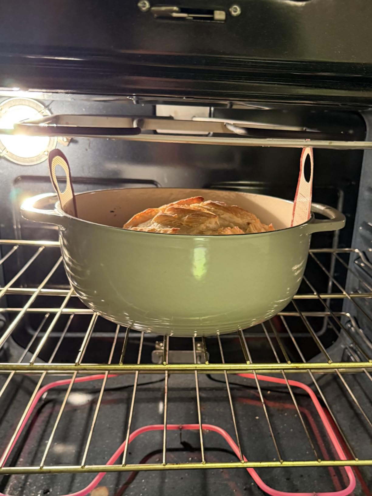 Lodge Essential Enamel Cast Iron Dutch Oven, 6 Quart, Island Spice Red customer photo 1