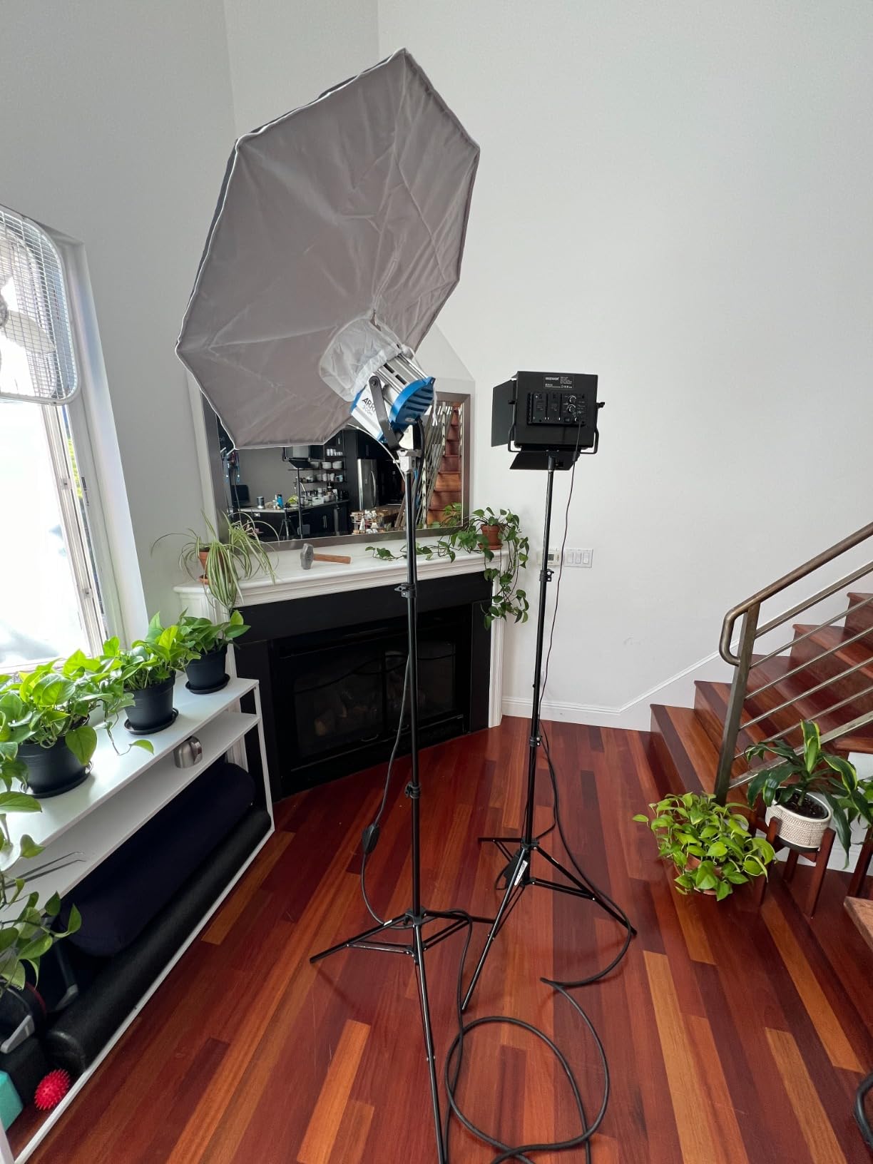 Neewer 6.23 Feet/190CM Aluminum Light Tripod Stands For Studio Kits, Photography Lights, Softboxes(Black,2 Pack) customer photo 1