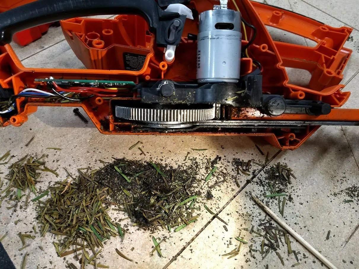BLACK+DECKER 40V MAX* 24 in. cordless hedge trimmer with POWERDRIVE, Tool Only (LHT2436B) customer photo 1