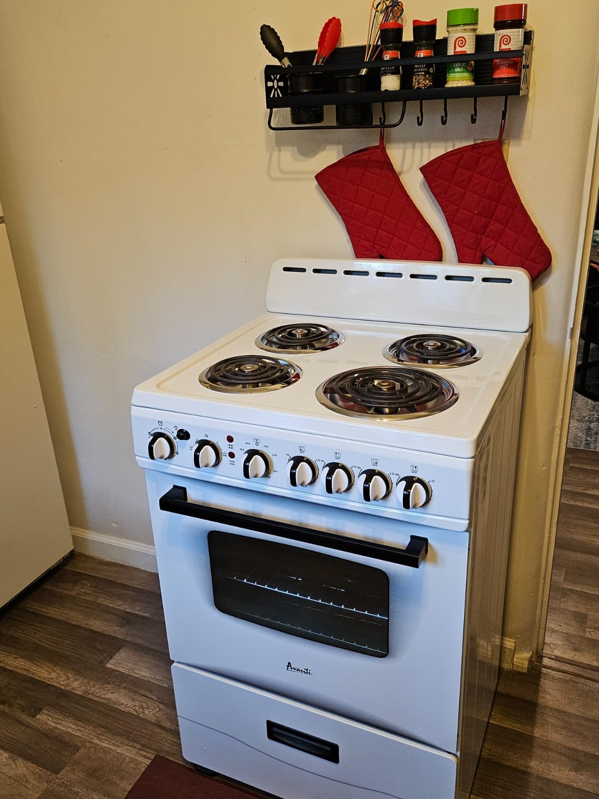 Avanti Electric Range Oven Compact Design, 2.6-Cu.Ft. Capacity with 4 Coil Burners, Framed Glass Oven Door, Storage Drawer and Broiler with Pan Perfect for Apartment RV Tiny Home, 24-Inch, Black customer photo 2
