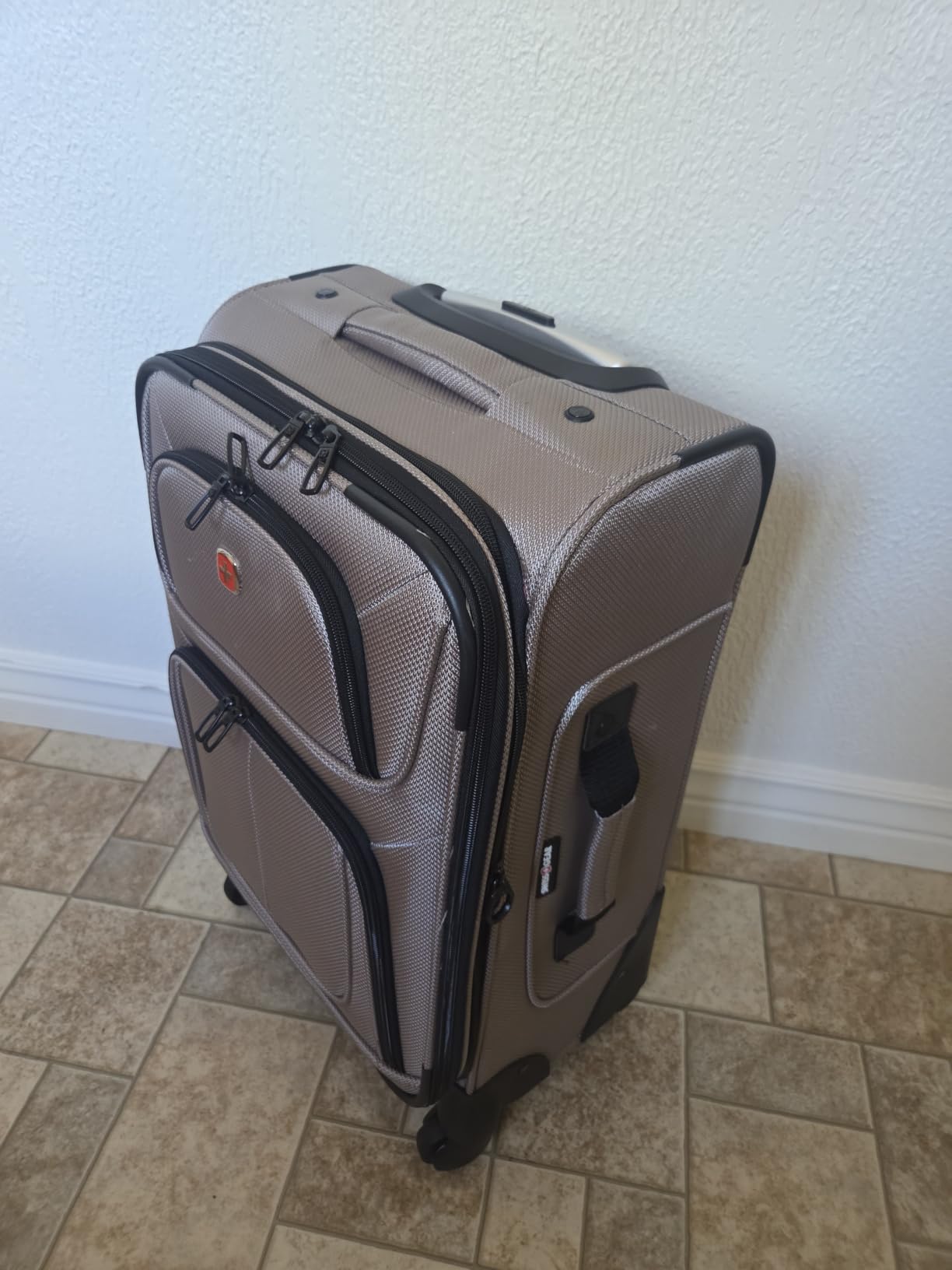 SWISSGEAR Sion Carry-On Spinner Luggage, Softside Expandable, Lightweight Suitcase, Dark Grey, 22.75-Inch customer photo 2