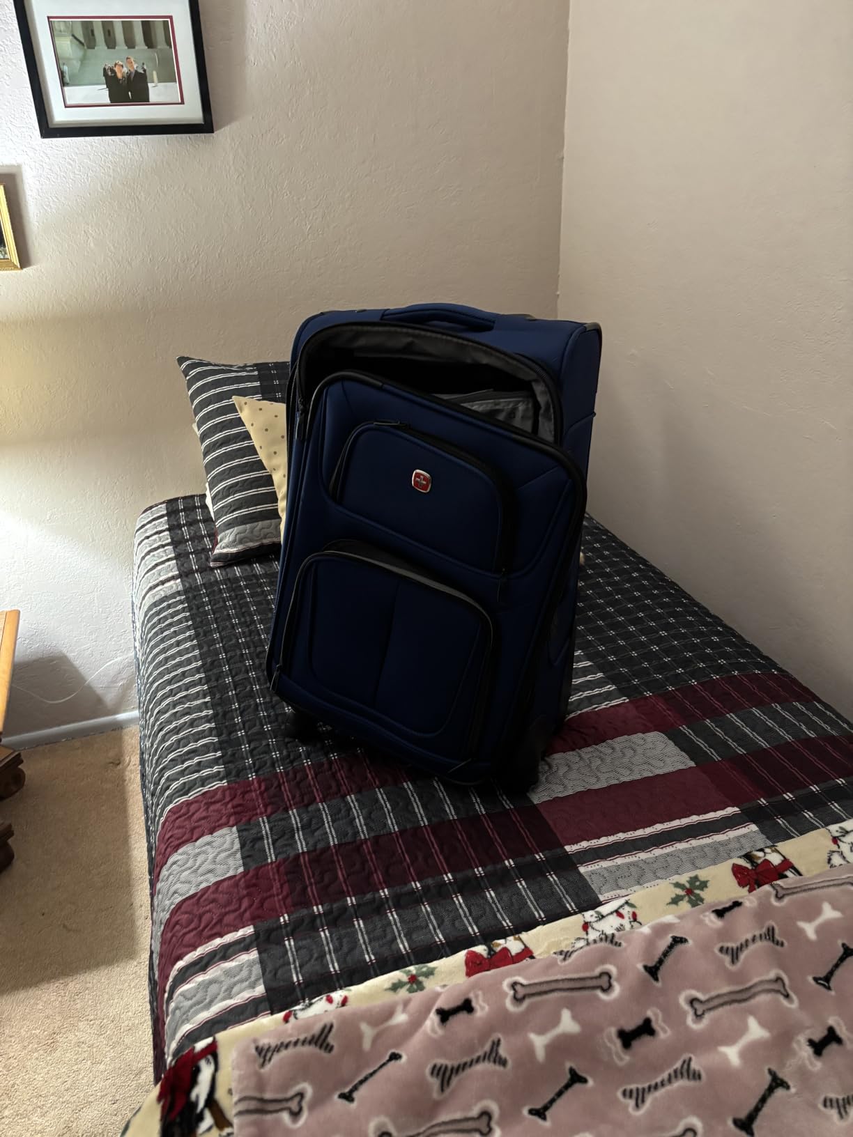 SWISSGEAR Sion Carry-On Spinner Luggage, Softside Expandable, Blue, 22.75-Inch customer photo 2