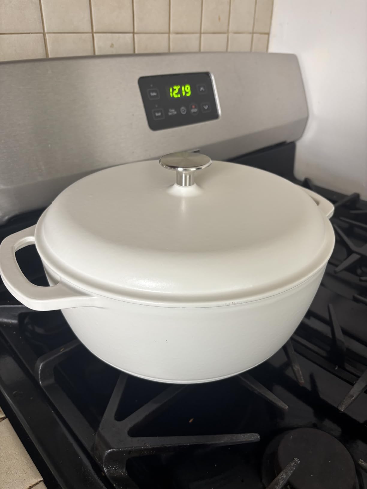 Amazon Basics Enameled Cast Iron Dutch Oven Pot With Lid, 6-Quart, Round, Dual Handles, Heavy-Duty, Oven Safe for Stews, Roasting & Baking, Blue customer photo 2