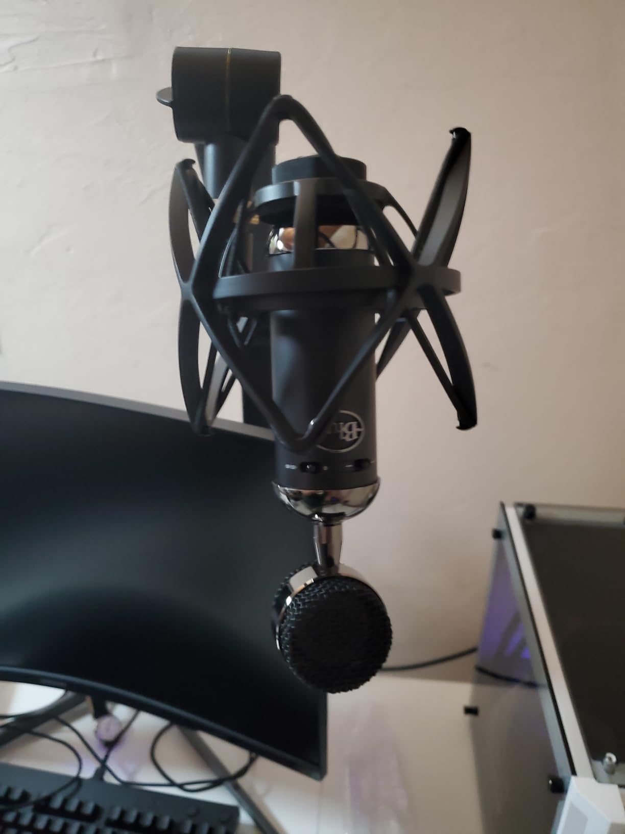 Blue Blackout Spark SL XLR Condenser Microphone for Pro Recording, Streaming, Podcasting, Gaming, with Large Diaphragm Cardioid Mic Capsule, Shockmount, Detailed Natural Sound, Protective Case - Black customer photo 2