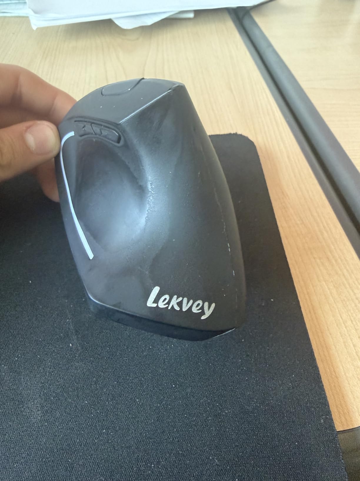 Lekvey Ergonomic Rechargeable Vertical Wireless Mouse, Comfort Grip, USB-C Charging, Carpal Tunnel Support customer photo 1