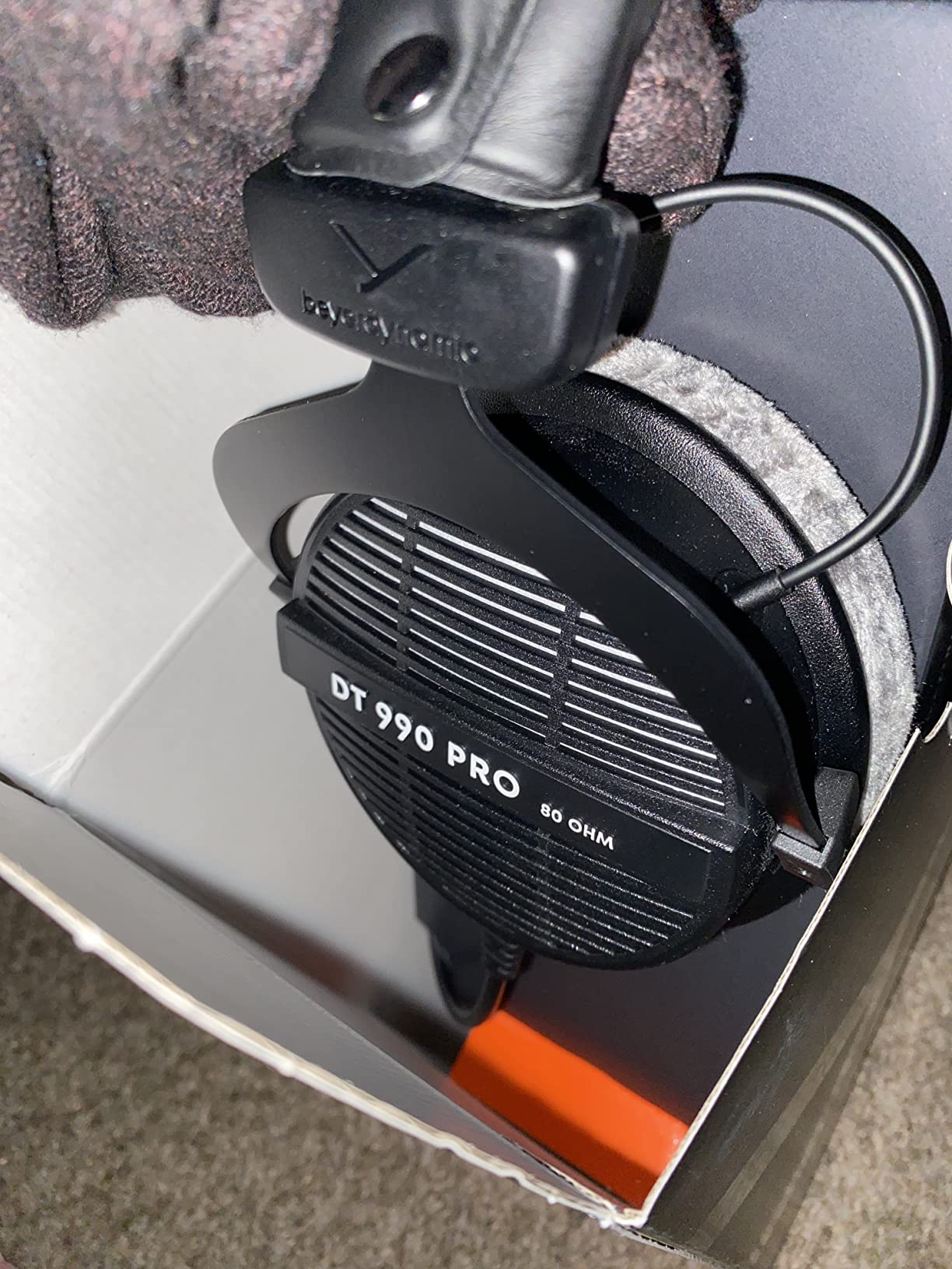 beyerdynamic DT 990 PRO, 80 Ohm, Open Back, Over Ear, Wired Professional Studio Headphones, Gaming, Podcast, Audiophile, Mixing customer photo 2