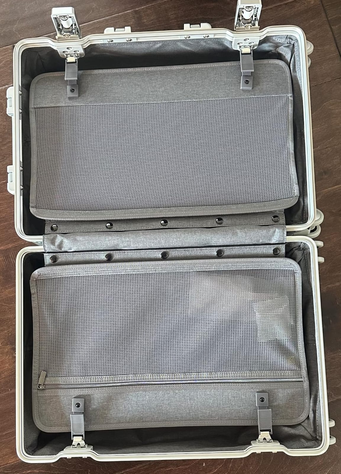 LEVEL8 Gibraltar Carry on Luggage, 20 Inch Aluminum Zipperless Luggages Airline Approved, Hardside Suitcase with TSA Lock and Spinner Wheels, Silver customer photo 1