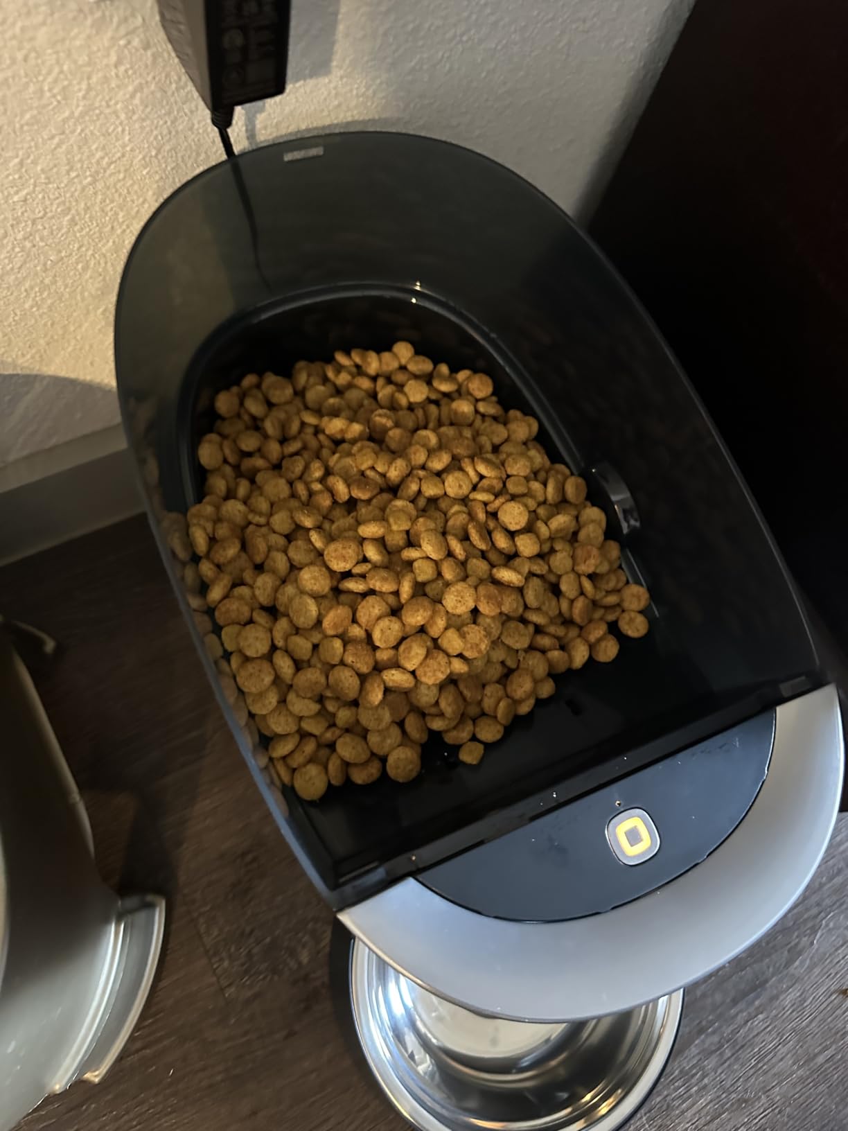 PetSafe Smart Feed, Electronic Pet Feeder for Cats & Dogs, 6L/24 Cup Capacity, Programmable Mealtimes, Alexa, Apple & Android Compatible, Backup Batteries Ensure Meal Delivery During Power Outage customer photo 2