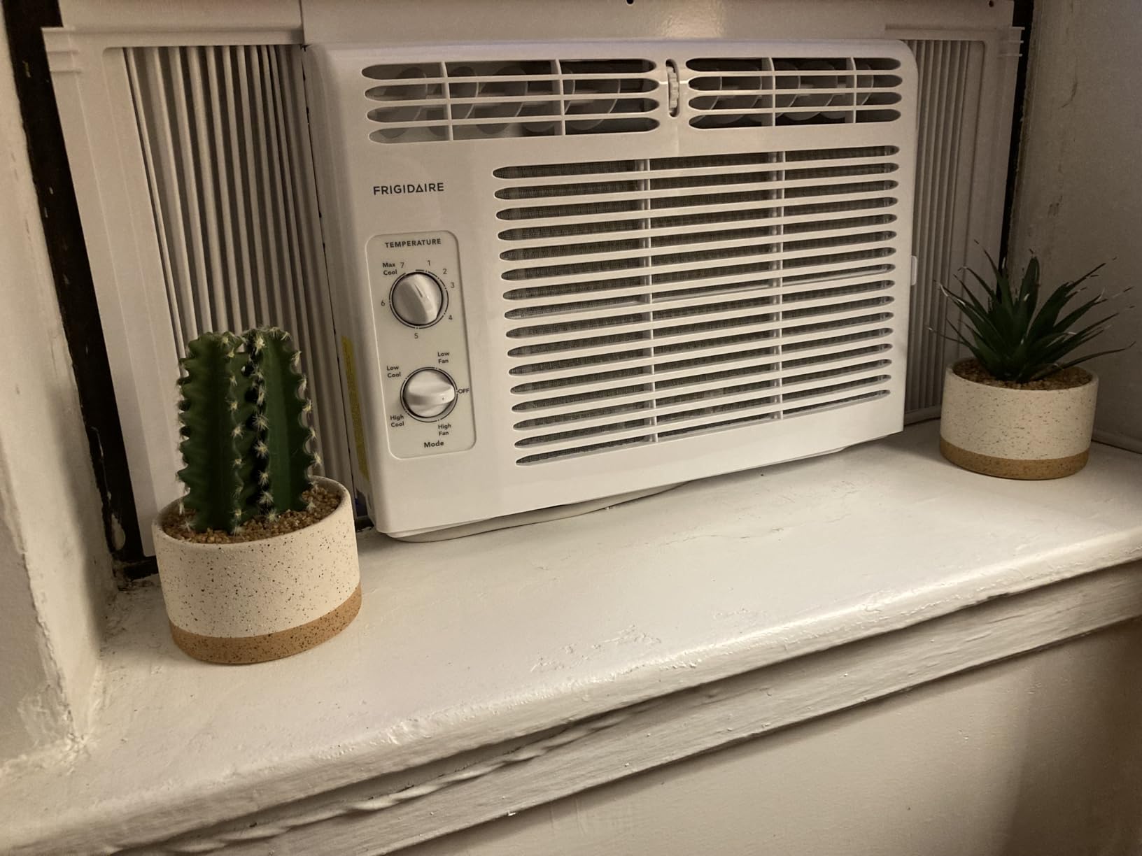 Frigidaire 5,000 BTU Window-Mounted Air Conditioner, Cools Up to 150 Sq. Ft., Quiet Operation, Effortless Temperature Control, 2 Fan Speeds, Auto Restart, White customer photo 1