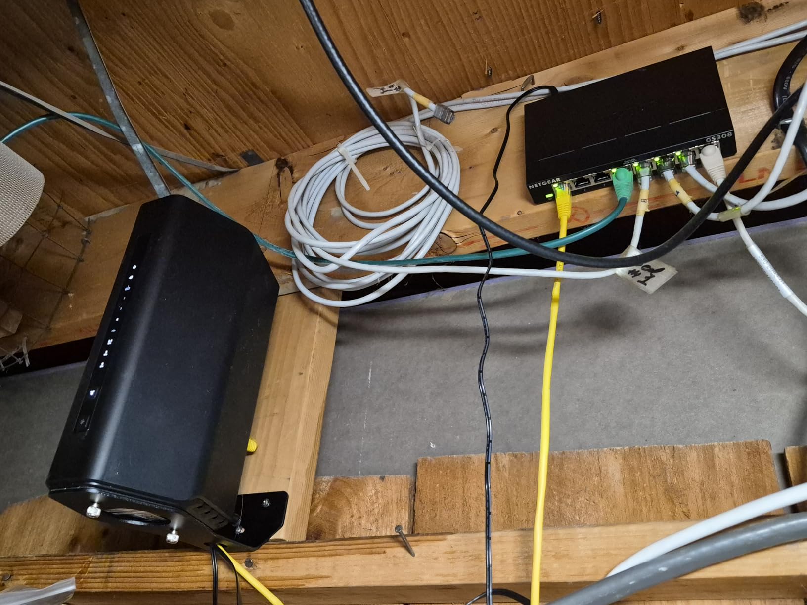 NETGEAR 5-Port Gigabit Ethernet Unmanaged Essentials Switch (GS305) | Home Network Hub, Office Ethernet Splitter, Plug-and-Play, Silent Operation, Desktop or Wall Mount customer photo 1