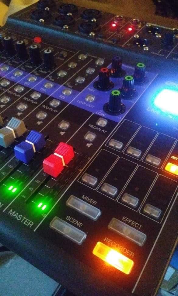 Zoom LiveTrak L-8 Battery Powered Mixer/Recorder for Musicians & Podcasters, 8-channel digital mixer with 12-in/4-out USB interface and 6 sound pads customer photo 2