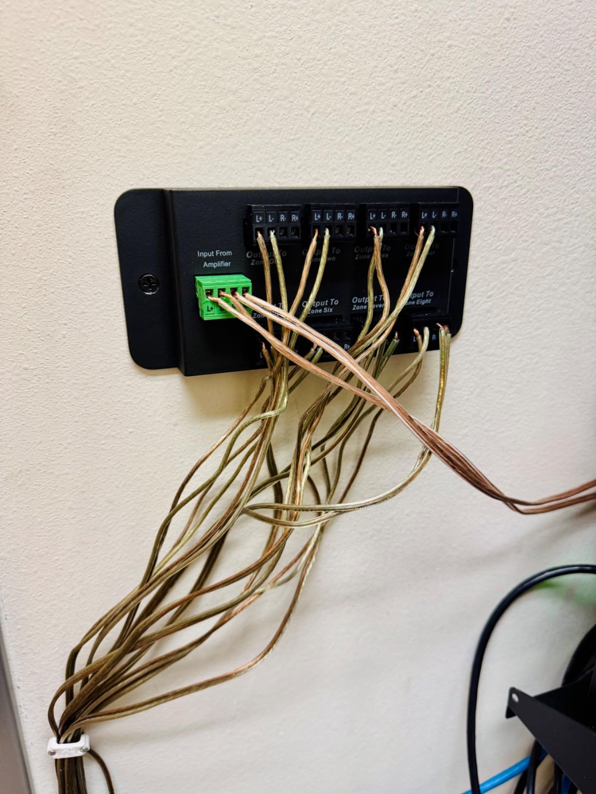 Monoprice 8 Zone Single Input Speaker Distribution Hub, Connect Up to 8 Pairs of Speakers to A Single Amplifier or Receiver, Black (138161) customer photo 1