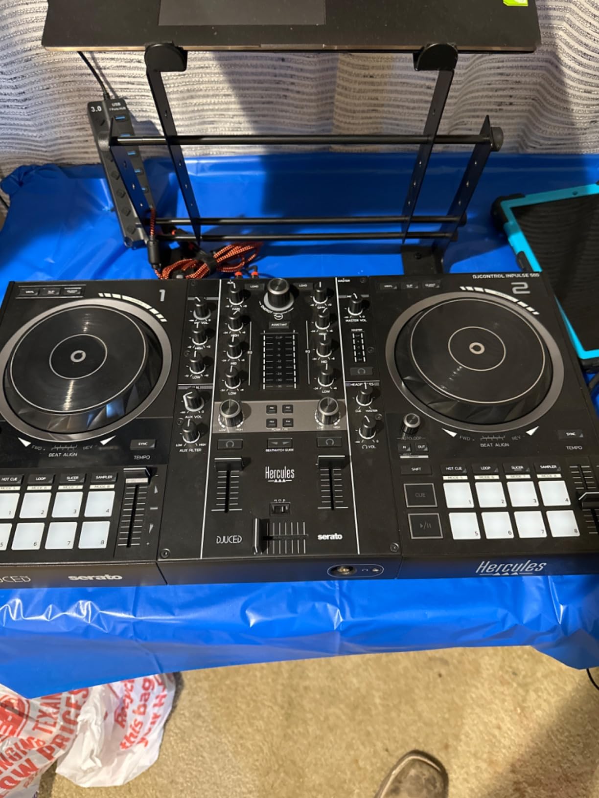 Hercules DJControl Inpulse 500: 2-deck USB DJ controller for Serato DJ and DJUCED (included) | 2-deck DJ controller for Serato & DJUCED featuring fold-out feet, metal backing plate, Beatmatch Guide & built-in audio customer photo 1