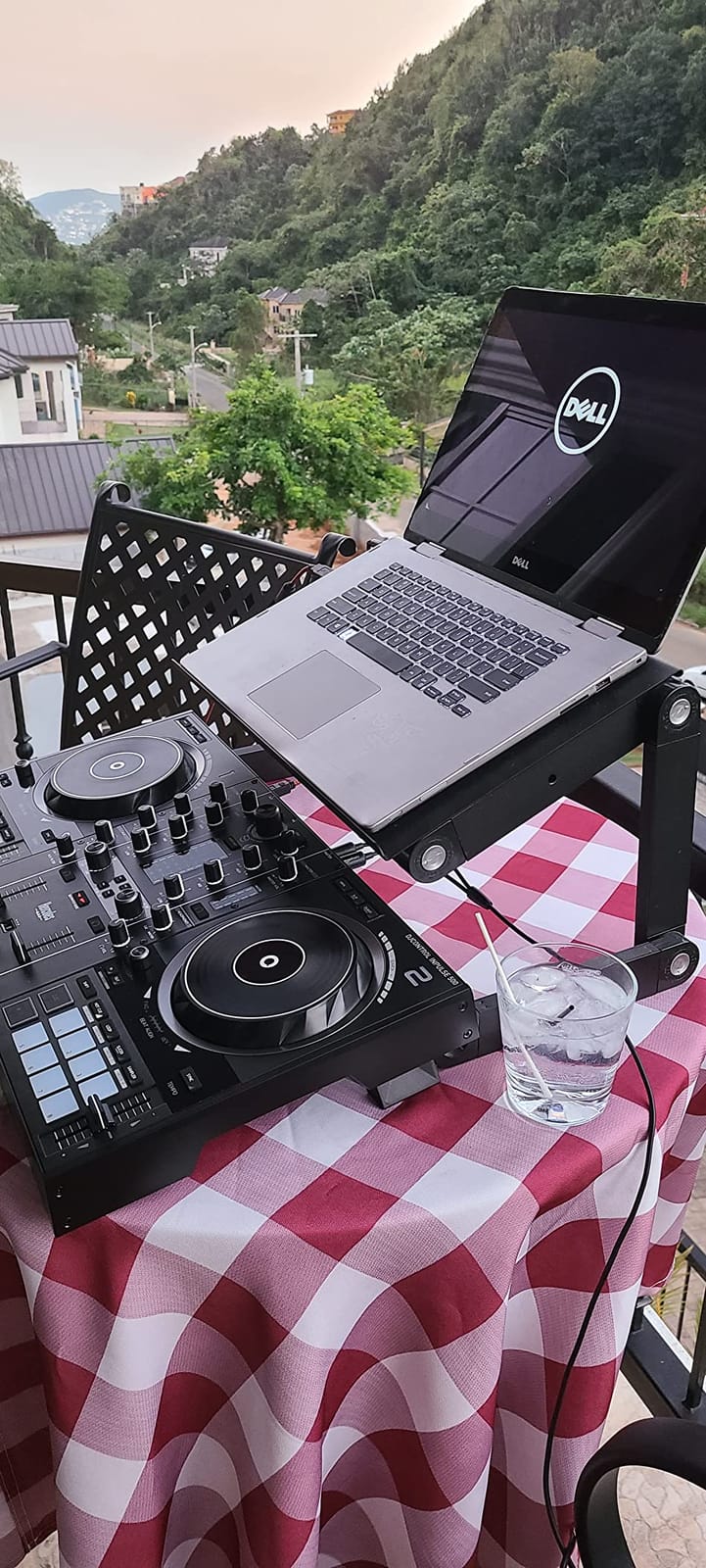 Hercules DJControl Inpulse 500: 2-deck USB DJ controller for Serato DJ and DJUCED (included) | 2-deck DJ controller for Serato & DJUCED featuring fold-out feet, metal backing plate, Beatmatch Guide & built-in audio customer photo 2