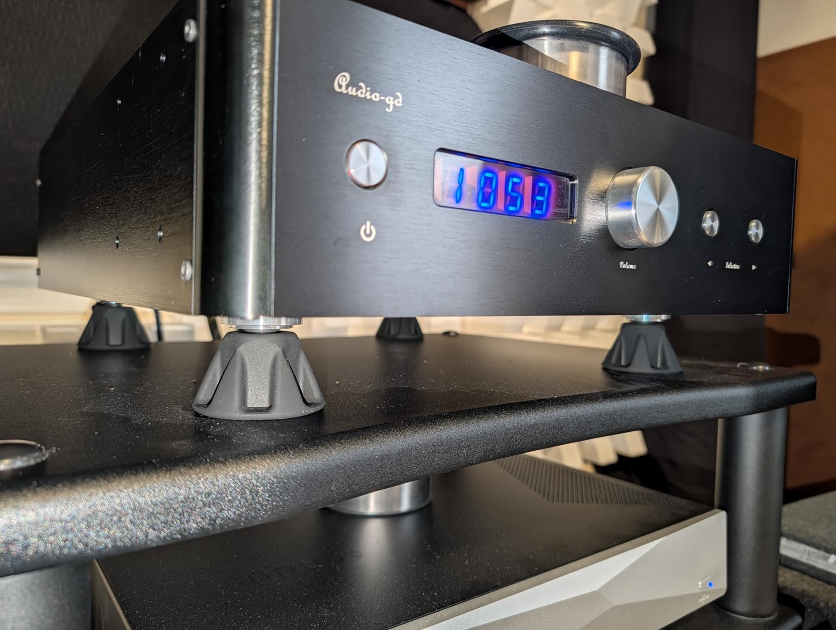 Hudson Hi-Fi Speaker Isolation Feet - 8-Pack 1.5 inch Bigfoot Rubber Pads - Non-Adhesive, Anti-Vibration Feet for Turntables, Subwoofers, Amplifiers - 50 Duro, Non-Skid Audio Bumpers customer photo 1