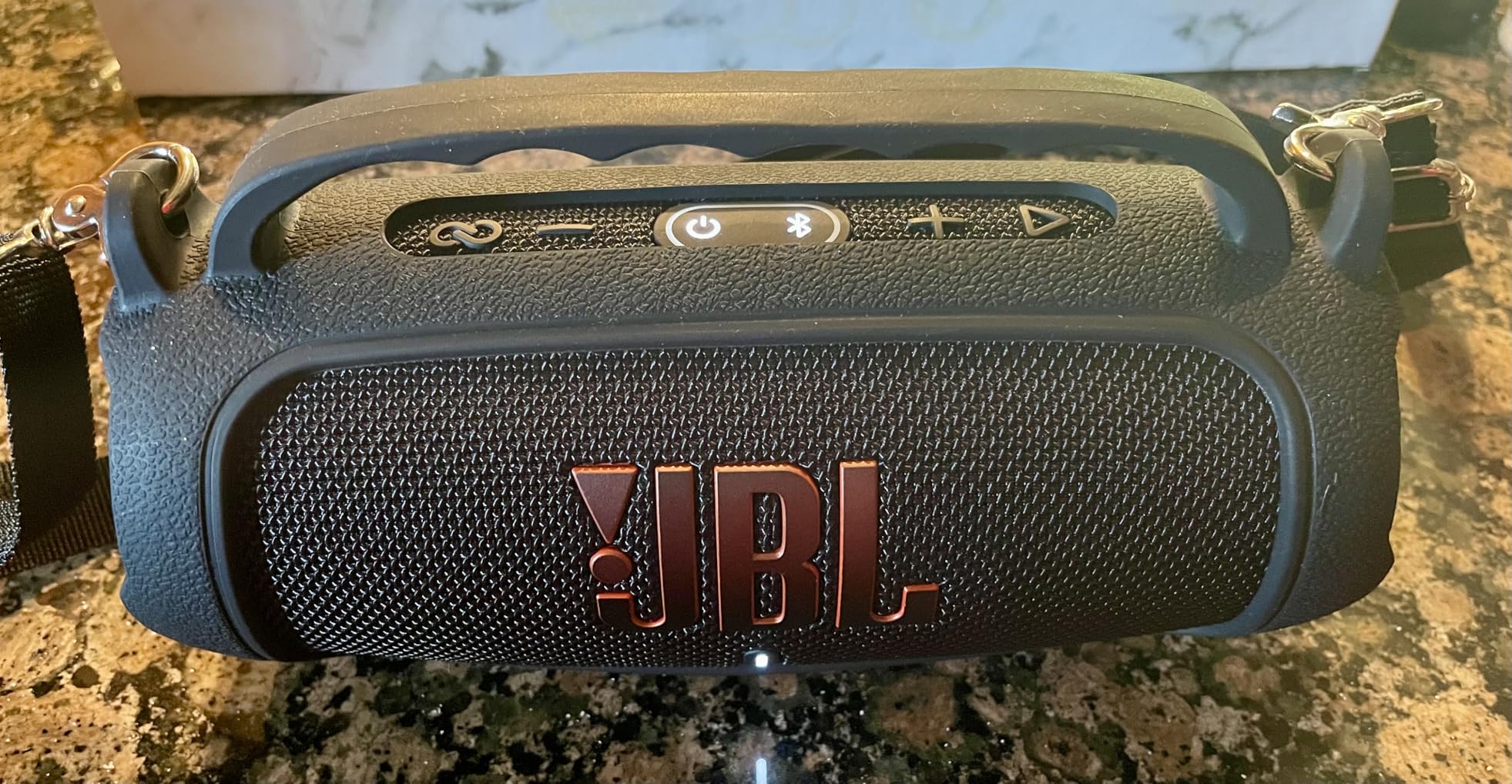 JBL CHARGE 5 - Portable Waterproof (IP67) Bluetooth Speaker with Powerbank USB Charge out, 20 hours playtime, JBL Partyboost (Black) customer photo 2