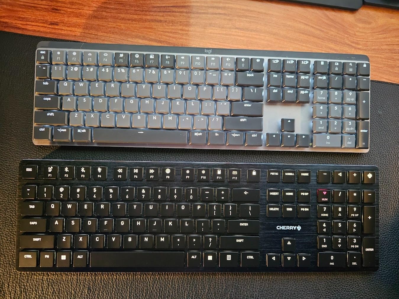 Logitech MX Mechanical Wireless Illuminated Keyboard Tactile - Graphite customer photo 2