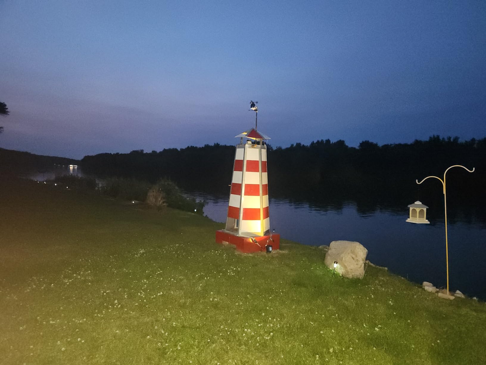 Britta Products Solar Dock Warning Light 360 Degree - Super Bright Waterproof LED Light for Marine Applications - Constant On or Flashing (WHITE) customer photo 1