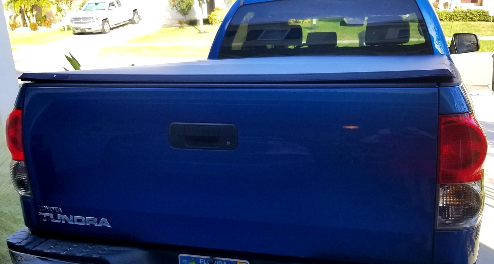 Tyger Auto T3 Soft Tri-fold Truck Bed Tonneau Cover Compatible with 2022-2026 Toyota Tundra | 5.5' (67