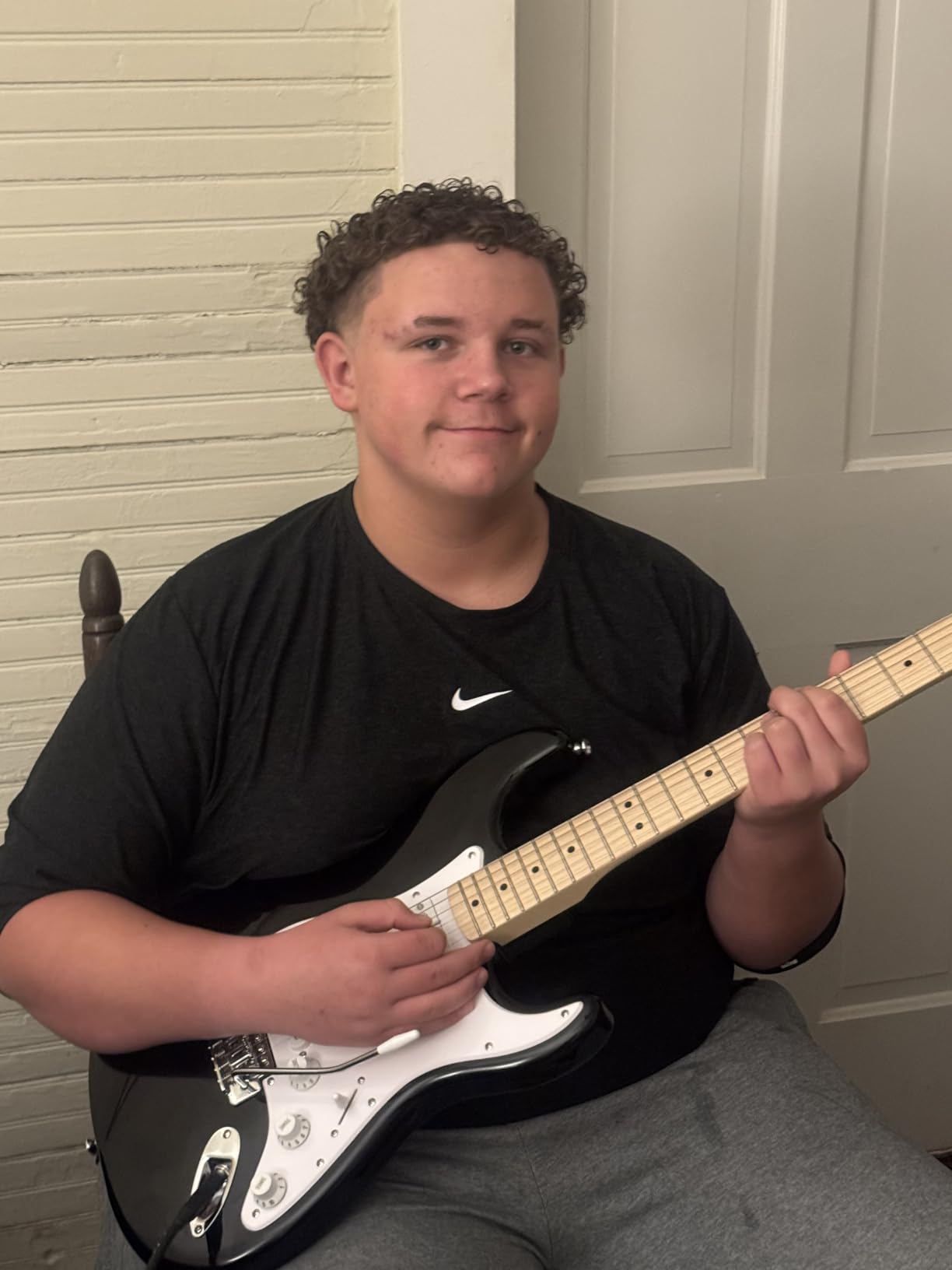 Squier Sonic Stratocaster Electric Guitar Pack, Black, Maple Fingerboard, with Gig Bag, 10G Amp, and Accessories customer photo 1