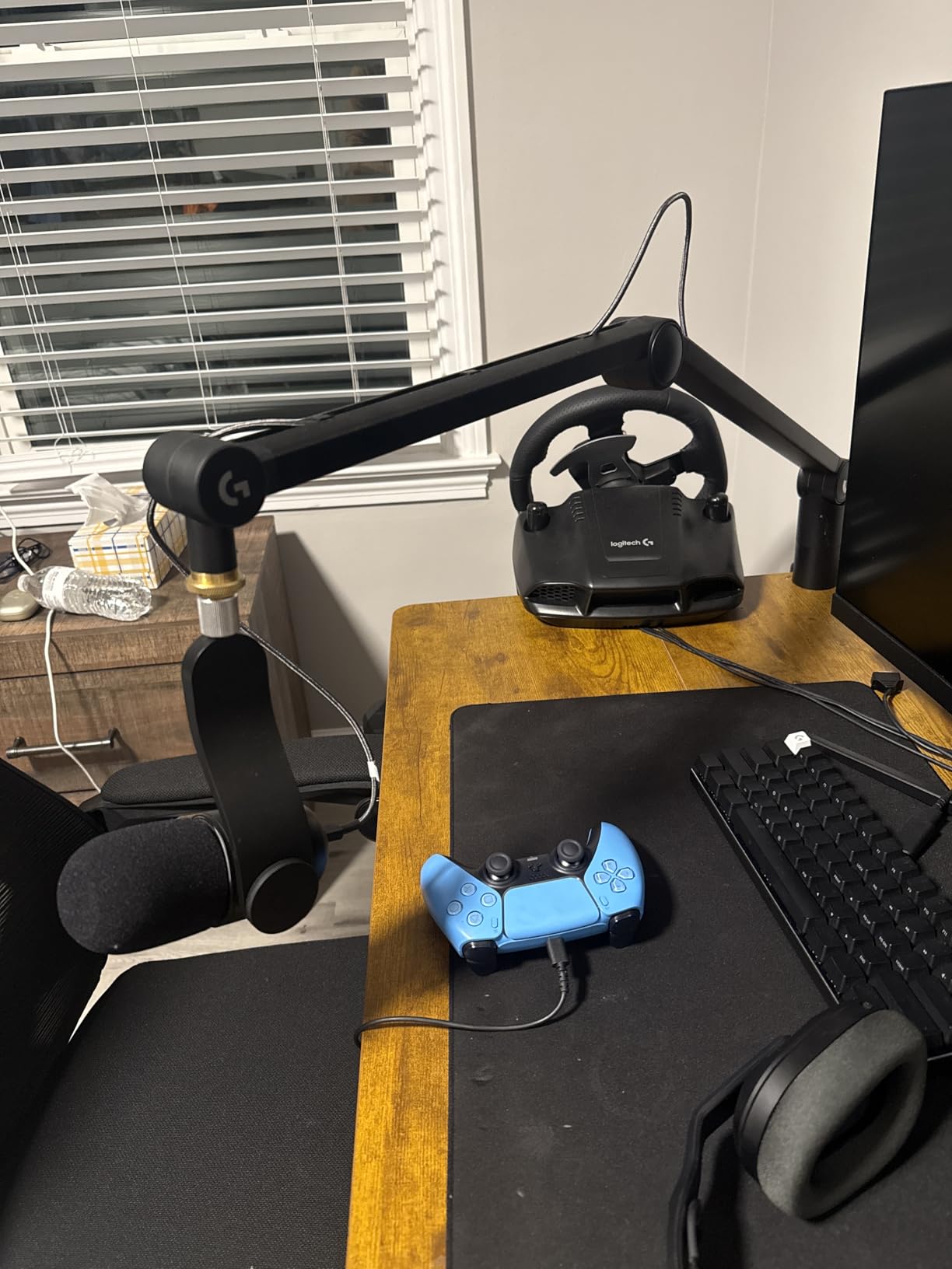 Logitech G Compass Premium Broadcast Boom Arm - Black | Desktop clamp, built-in cable management, premium broadcast, for recording, gaming, streaming customer photo 1