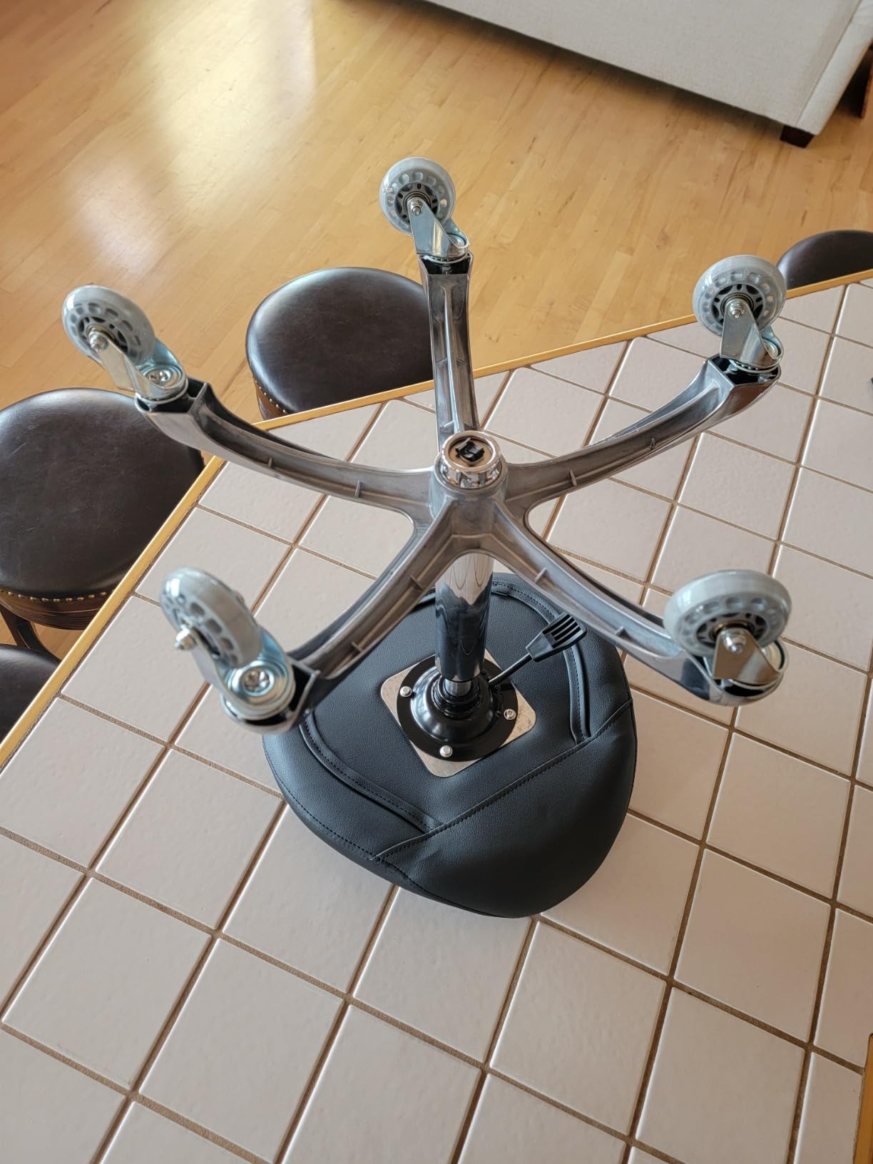 Professional Saddle Stool with Wheels Ergonomic Swivel Rolling Height Adjustable for Clinic Dentist Beauty Salon Tattoo Home Office (Green) customer photo 1