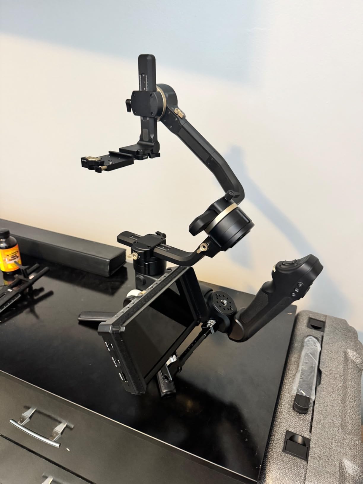 Zhiyun Crane 4, 3-Axis Gimbal Stabilizer for DSLR and Mirrorless Camera, Nikon Sony Panasonic Canon Fujifilm BMPCC 6K, Fill Light, PD Fast Charge customer photo 1